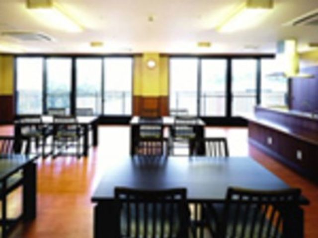 採光豊かな共有スペース ダイニング 広々とした明るい食堂です。大きな窓から光が差し込み、居心地の良い食事の時間を提供しています。
