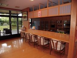 木目調のカウンター付きダイニング