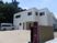 白い建物と看板の外観