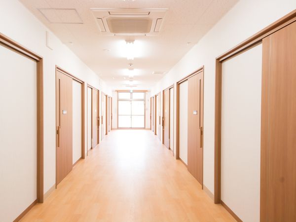 清潔感のあふれる明るい廊下