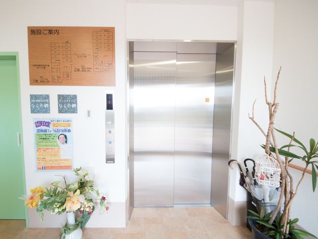 清潔なエレベーター前 エレベーター 利用者の動きを考慮した設計のエレベーター前です。見やすい案内表示と明るい環境が特徴です。