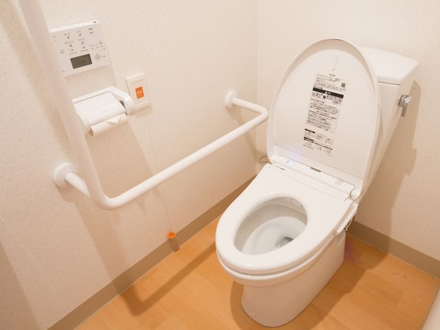 バリアフリートイレ設備 トイレ 手すり付きで安全な使いやすいトイレです。ご利用者の自立を支援する配慮がされています。