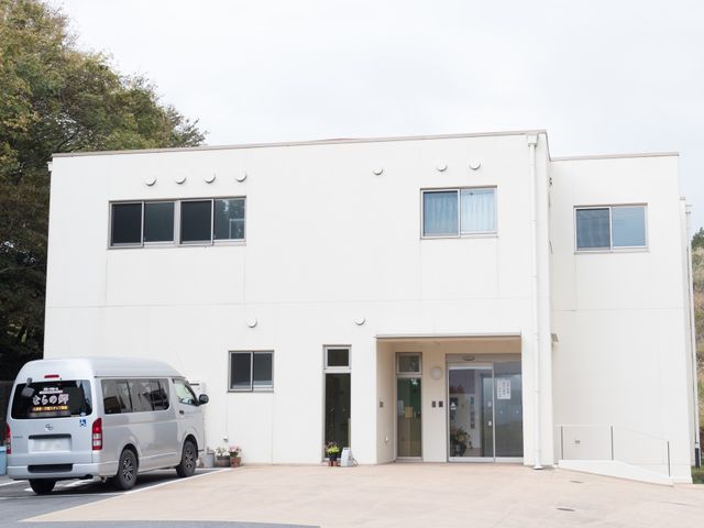 白い建物の外観