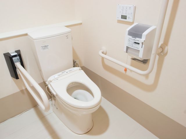 バリアフリートイレ設備 トイレ サポートバー付きの清潔感溢れるトイレです。利用者の安全と快適性を考えた設計となっております。