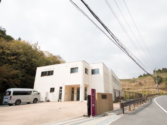 清潔感のある建物エントランス
