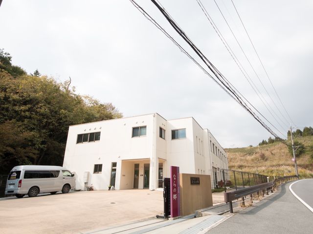 清潔感のある建物エントランス 外観 自然光が差し込む開放的なエントランスは、訪れる人々を優しく迎え入れます。バリアフリー設計でアクセスも快適です。