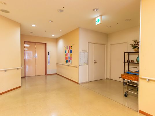 広々とした明るい廊下
