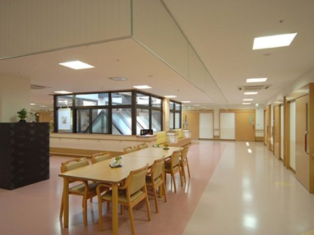 ダイニングの広々空間 フロア 天井が高く、採光の良い明るいダイニングルームです。テーブルと椅子が配置され、交流の場としてご利用いただけます。
