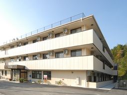明るい日差しの外観