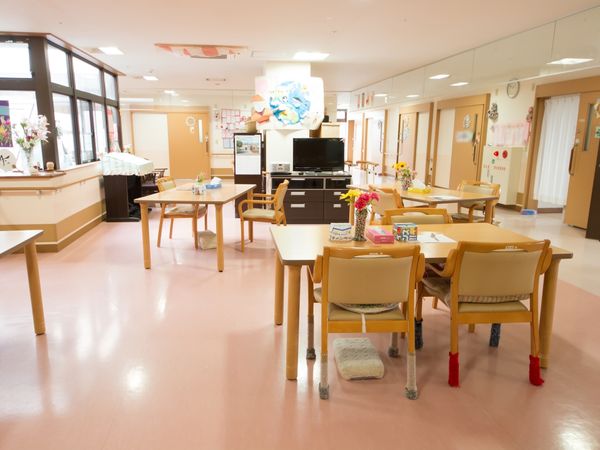 明るい食堂の様子