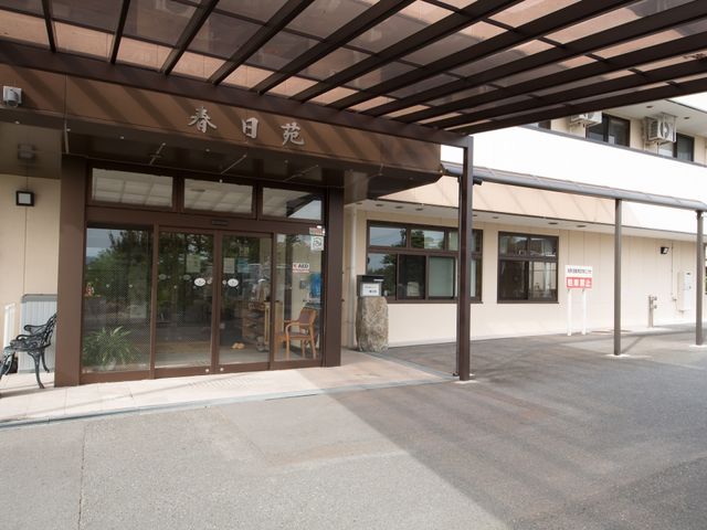 明るいエントランス外観 玄関 柔らかな光が差し込むエントランスは、来訪者を温かく迎えます。幅広の自動ドアで、どなたでも気軽に出入りできます。