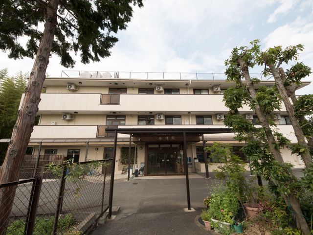 緑あふれる建物エントランス 建物周辺 緑に囲まれた広々としたエントランスが迎えてくれ、明るい印象の入り口は、来る方々に安らぎを提供しています。