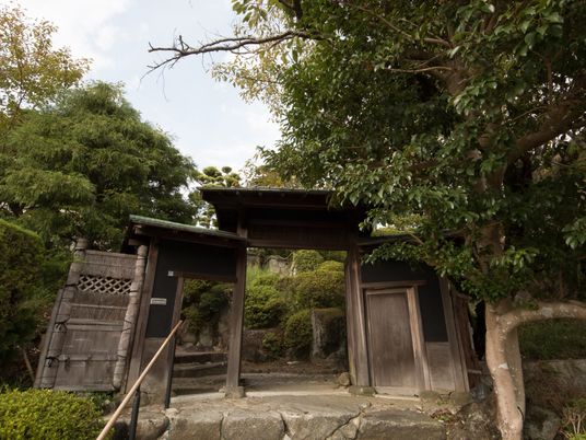 静かな和風の入り口