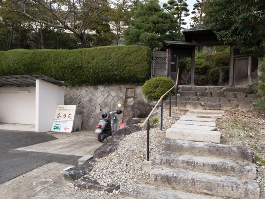 石段のある庭の入口