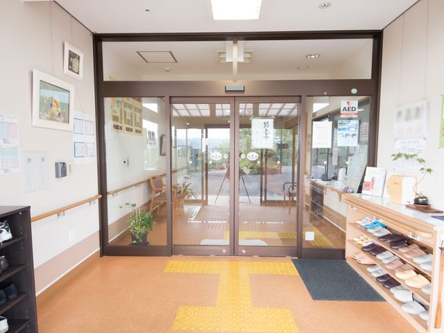 エントランスの明るい様子 玄関 エントランスはゆとりのある設計で、バリアフリーに配慮しております。心地よい出迎えを実感していただける空間が広がっています。