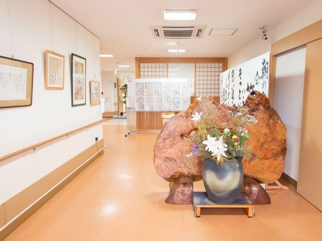 アートが飾られた廊下 玄関 アート作品を楽しむことができる温かみのある廊下です。日々の通行が楽しくなるような工夫がされています。