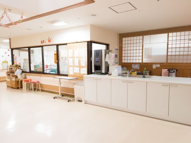 共有スペースのカウンター 介護職員室 広々としたカウンターは情報共有や日々の業務を行う場となっており、機能性と明るい雰囲気の両方を兼ね備えています。