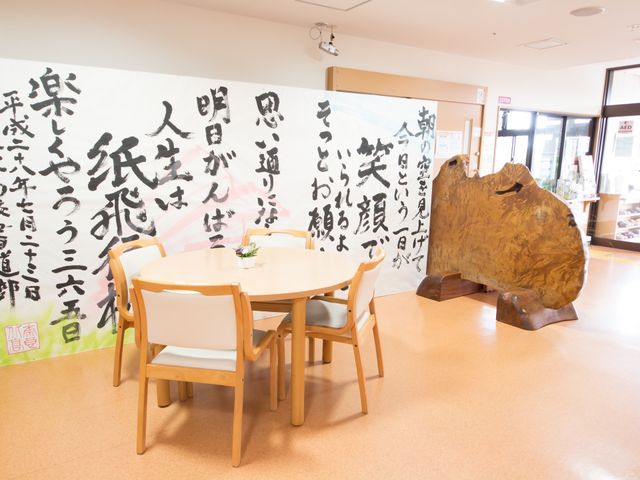 和風装飾の共有スペース 玄関 心を落ち着かせる書の装飾が施されたラウンジです。円卓を囲んで、ひとときの憩いをご提供します。