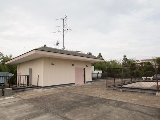 屋上の小屋とアンテナ