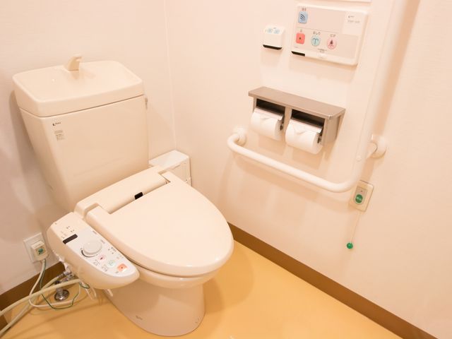 バリアフリートイレ設備 共同トイレ 手すり付きで安全を考慮した清潔なトイレです。利用者の快適性を重視し、配慮が行き届いています。