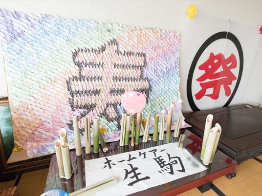手作りの壁飾りと書道作品