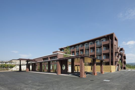4階建ての建物外観