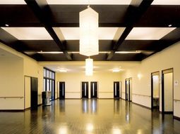 広々とした明るい廊下