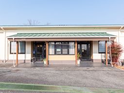 緑の屋根の外観