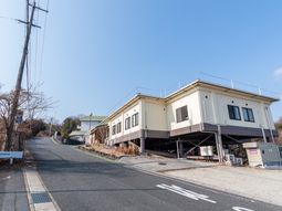 静かな佇まいの建物外観