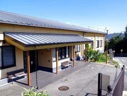 明るいエントランス外観