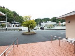 駐車場と築地の景色