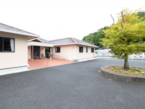 広々とした外観と緑