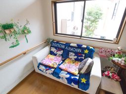 明るい窓辺の居室