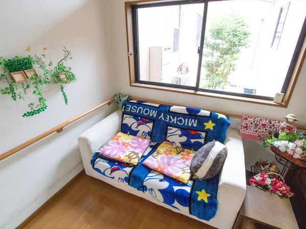 明るい窓辺の居室