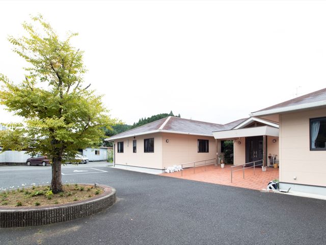 ゆとりのある施設外観 外観 ゆったりとした敷地に佇む落ち着いた色合いの建物です。駐車場も広く、来訪時の利便性が高いです。
