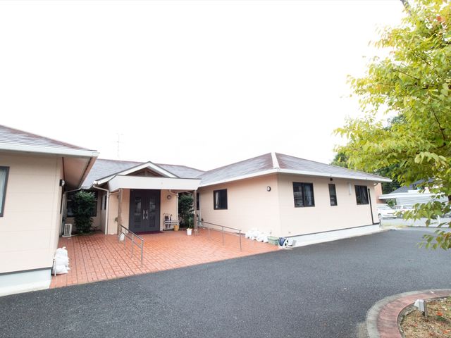 施設外観 外観 ゆとりのあるアプローチが特徴の建物です。日々の業務を通じて、ゆったりとした環境でのお仕事が可能です。