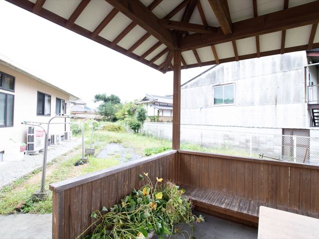 屋根付きの休憩スペース 裏庭 屋根付きで憩いのひと時を提供する休憩エリアです。周りの緑を眺めながら、のんびりとした時間を過ごすことができます。