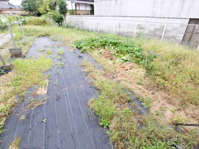 手入れされた中庭の様子 裏庭 ゆとりある中庭は、心地よい休息や植物とのふれあいの場となります。そこでの時間は利用者の豊かな暮らしに寄与します。