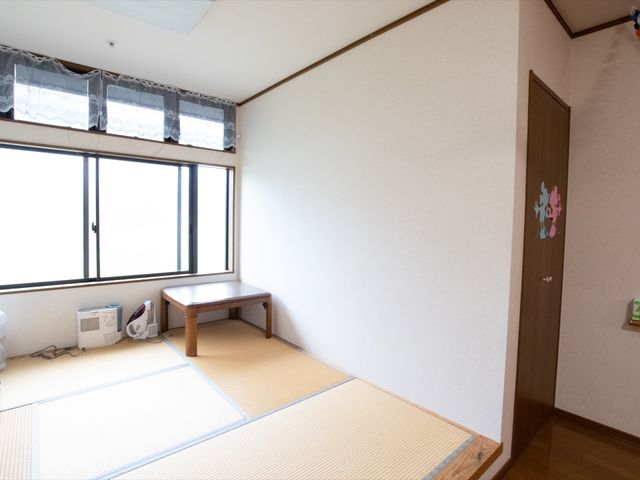 清潔な和室の居室 共有スペース 日差しの明るい和室で、ゆったりとご自宅のような時間をお過ごしいただけます。静かで落ち着いた雰囲気が漂う空間です。