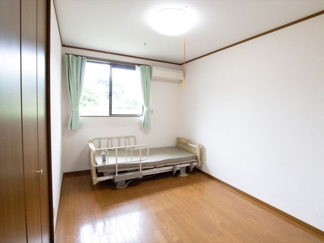 清潔な居室の一角 居室 ゆったりとした空間の個室です。窓からの光が心地よく、プライベートな時間を大切にできます。
