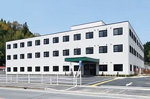 白い外観の建物