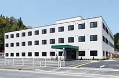 白い外観の建物