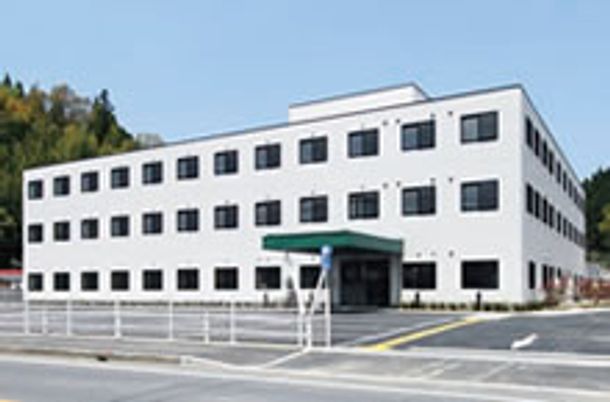 白い外観の建物