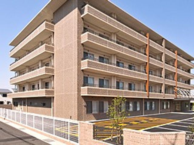 日当たりの良い外観 外観 日差しが差し込む開放的な建物です。移動しやすい駐車場も用意されています。