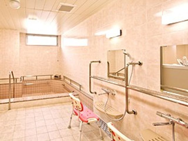 清潔な浴室の施設内 浴室 明るく広々とした浴室には、安全な手すりと便利な設備が整っています。