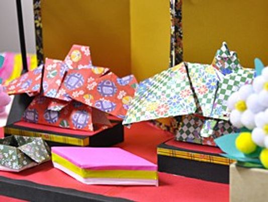 折り紙作品が飾られた室内