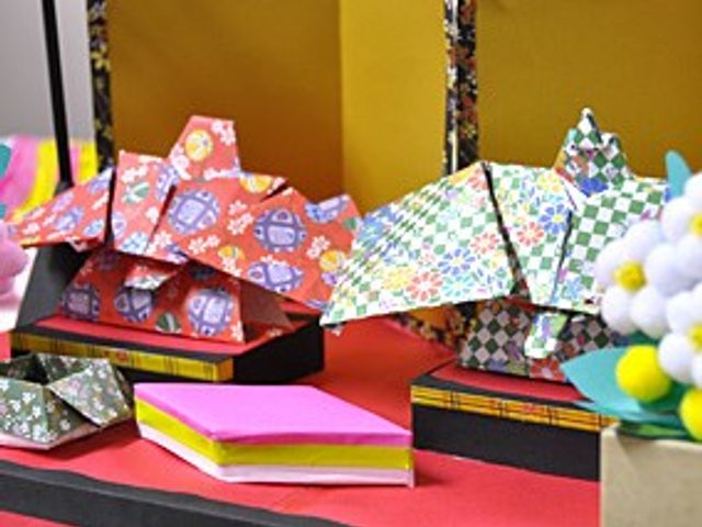 折り紙作品が飾られた室内 多目的室 折り紙作品が彩る多目的室です。カラフルな飾りが雰囲気を明るくします。