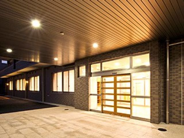夕方のエントランス エントランス 広々としたエントランスは、自然光が入る明るい空間で、快適に移動できます。