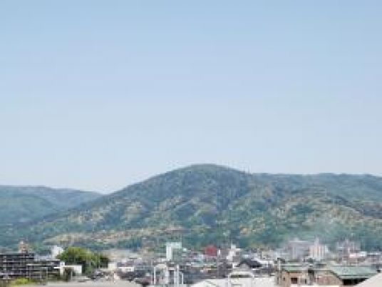 遠くに山が見える風景