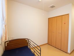 広々としたシンプルな居室